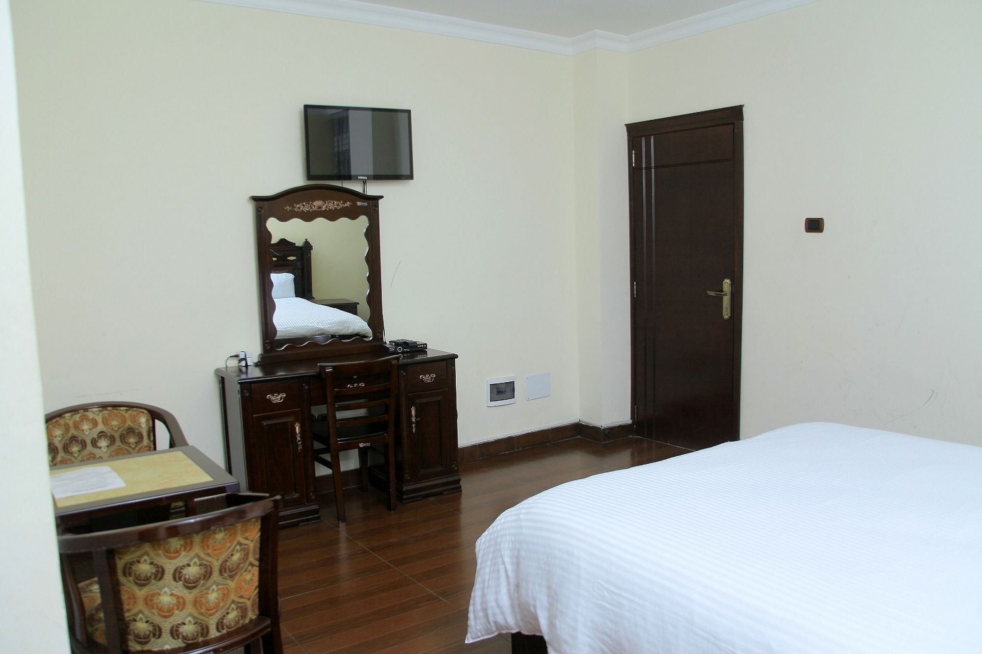 Bnow Hotel Addis Abeba Esterno foto